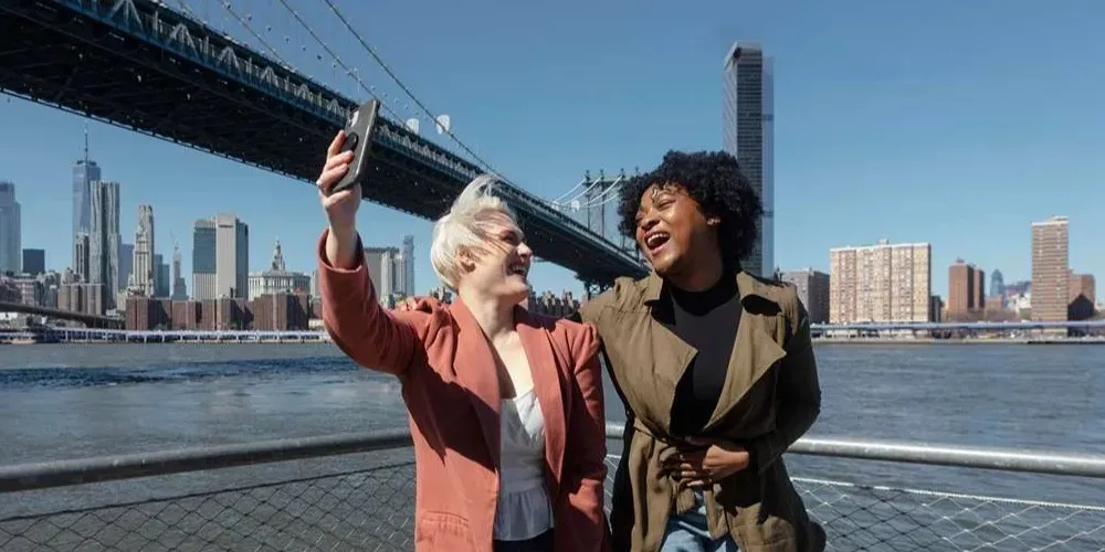 mujeres tomando un selfie en el puente de Brooklyn